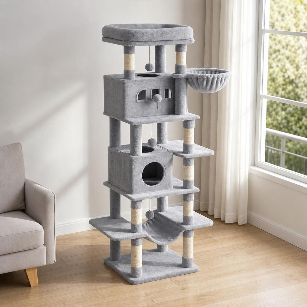 Arbre à chat Célestine de trois quarts, près d'une fenêtre