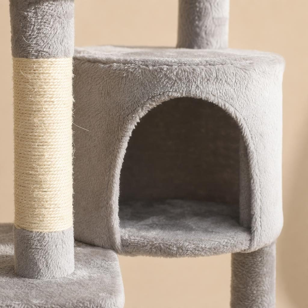 Détail de la cabane fermée et de la colonne à gratter