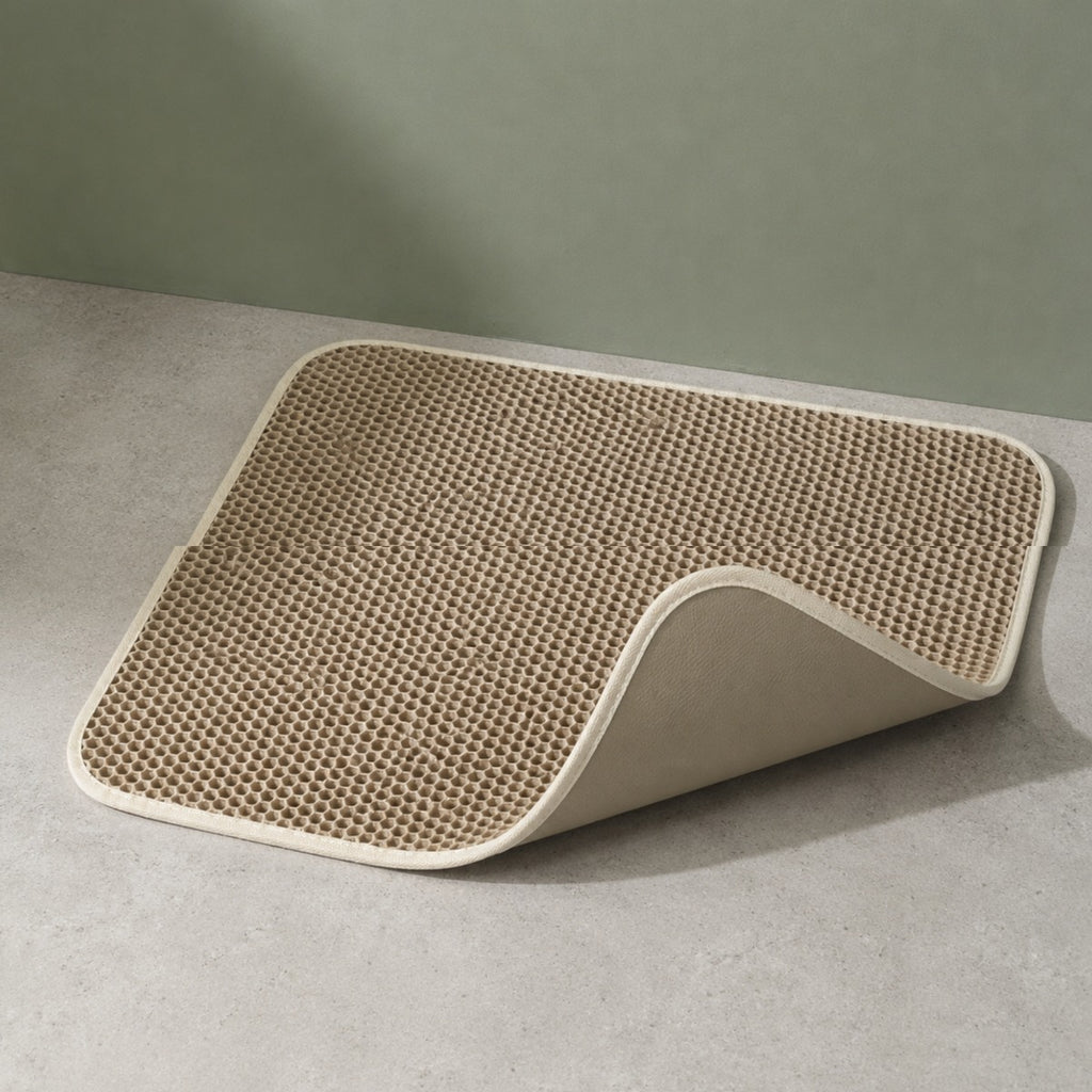 Tapis de litière Camille beige, surface en nid d'abeille et coin relevé montrant la couche inférieure