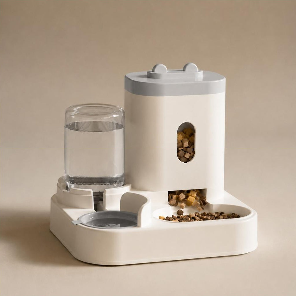Gamelle double gravitaire Hortense grise, reservoir de croquettes et bouteille d eau sur un socle creme