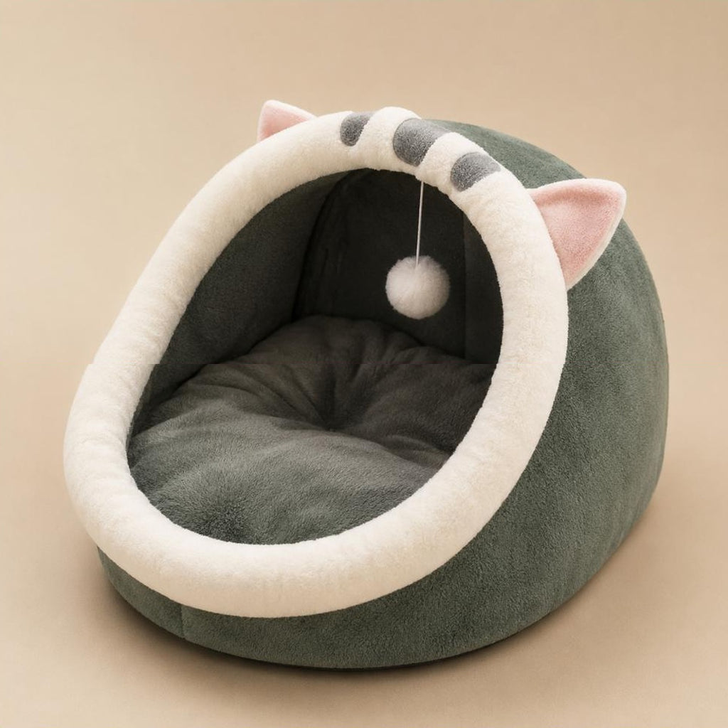 Couchage cocon Suzanne vert foret, dome semi-ferme avec bourrelet creme et pompon suspendu
