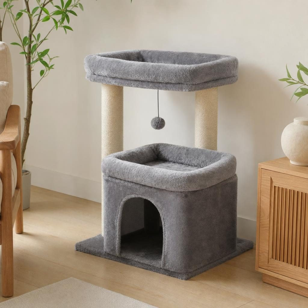 Tour à chat Léonie installée dans un salon clair