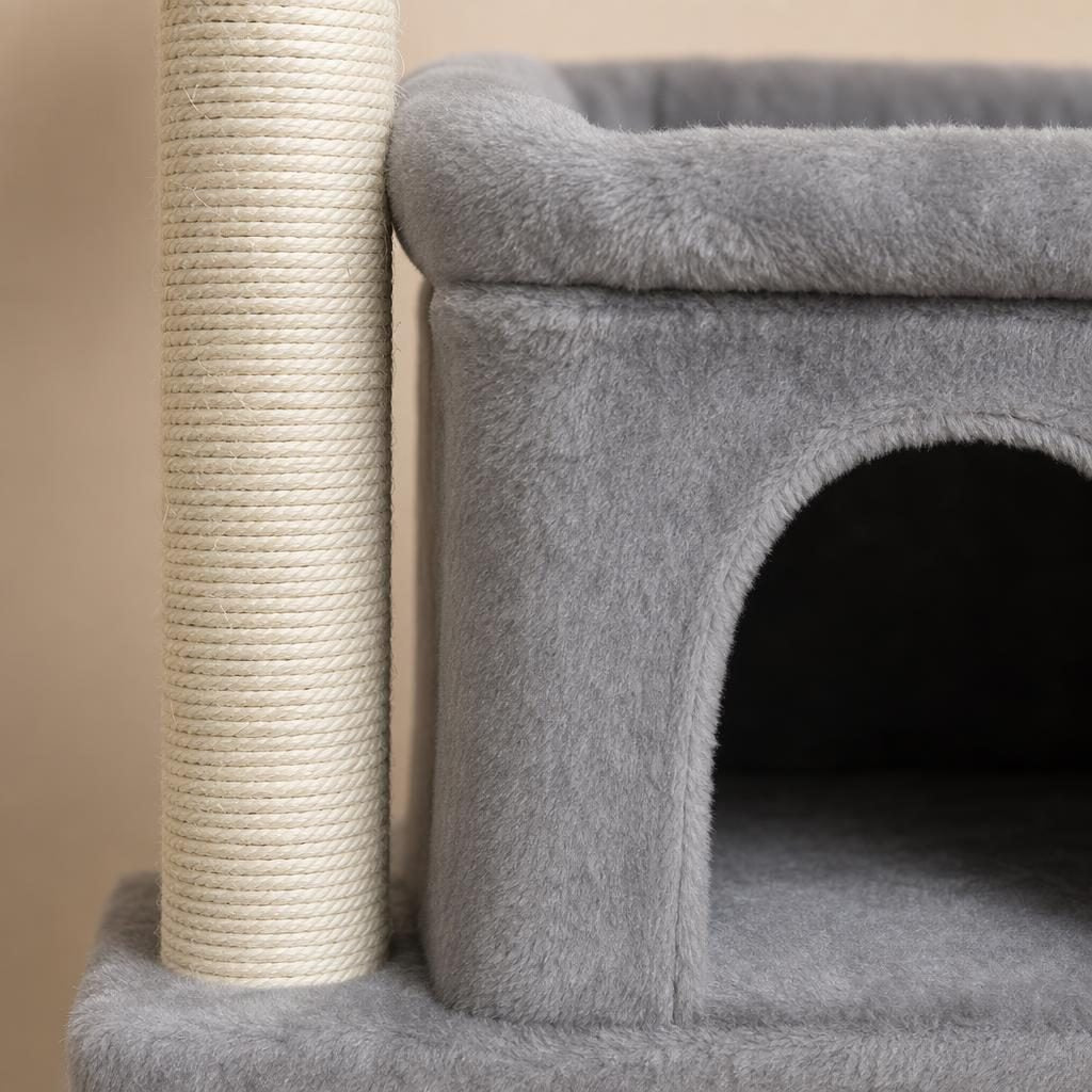 Détail de la cabane et du poteau en sisal