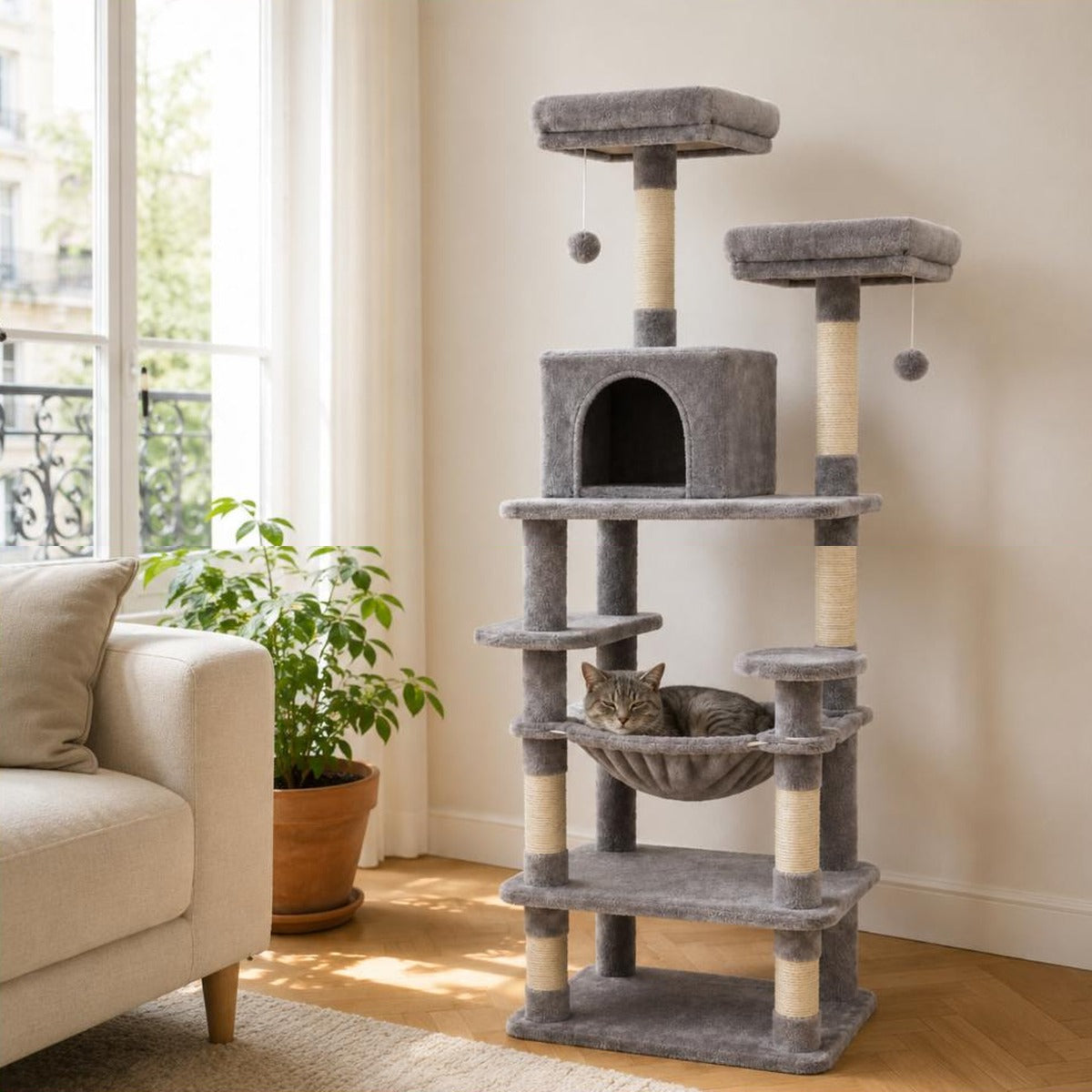 Arbre a chat Colette gris dans un salon, chat installe dans le hamac