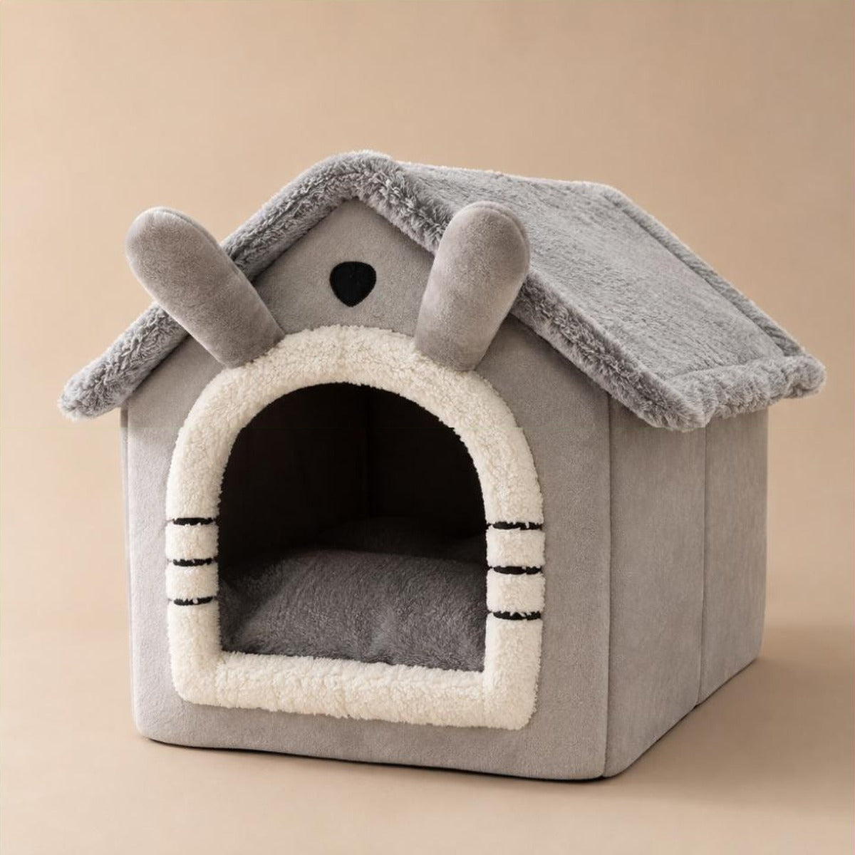Maison pour chat Nola en peluche grise, niche fermee avec toit et coussin amovible