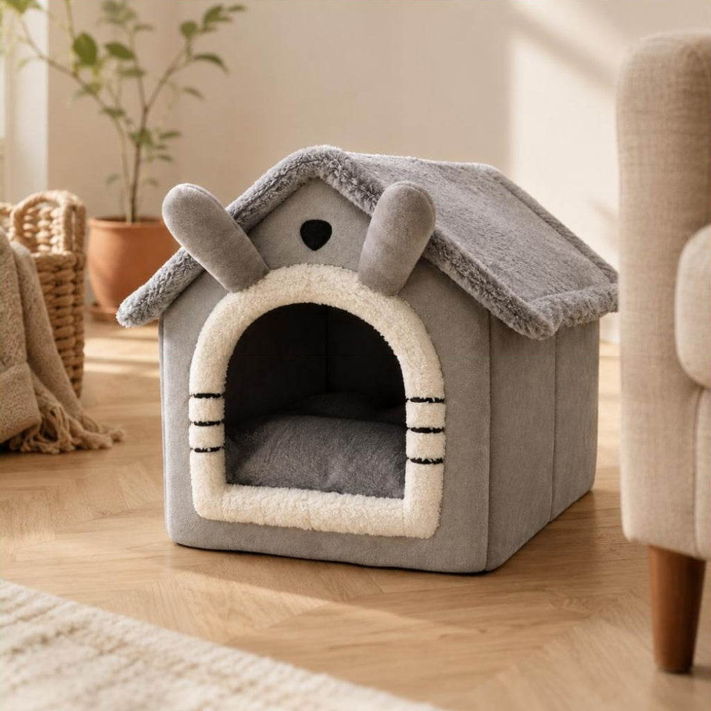 Maison pour chat Nola posee au sol dans un salon lumineux au parquet clair