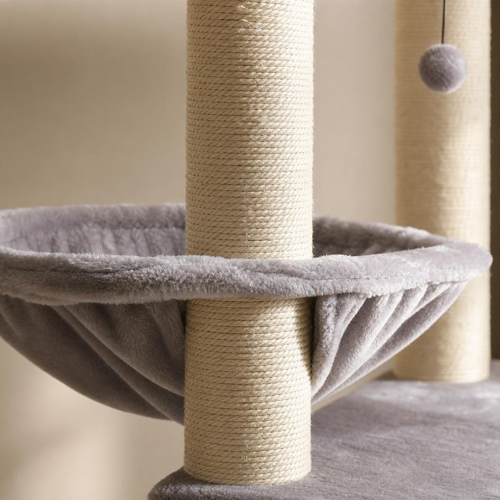 Détail des poteaux en sisal et du panier suspendu