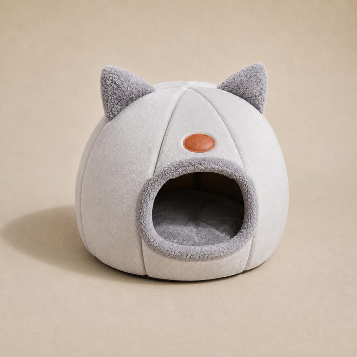 Nid pour chat Alma en coton gris clair, grotte fermée, vue de trois quarts sur fond neutre