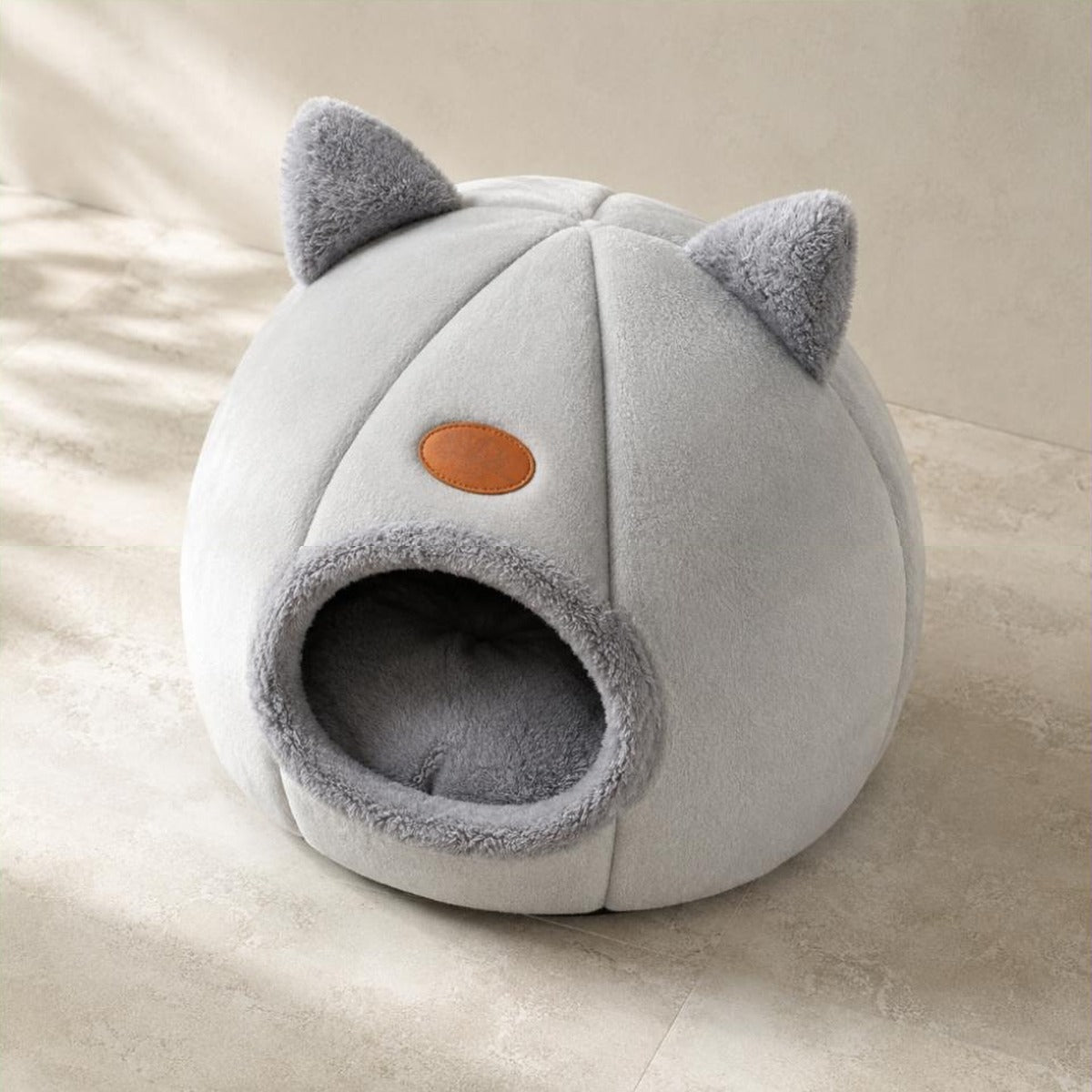 Détail du dôme en coton, des oreilles et du bourrelet de l'ouverture du nid pour chat