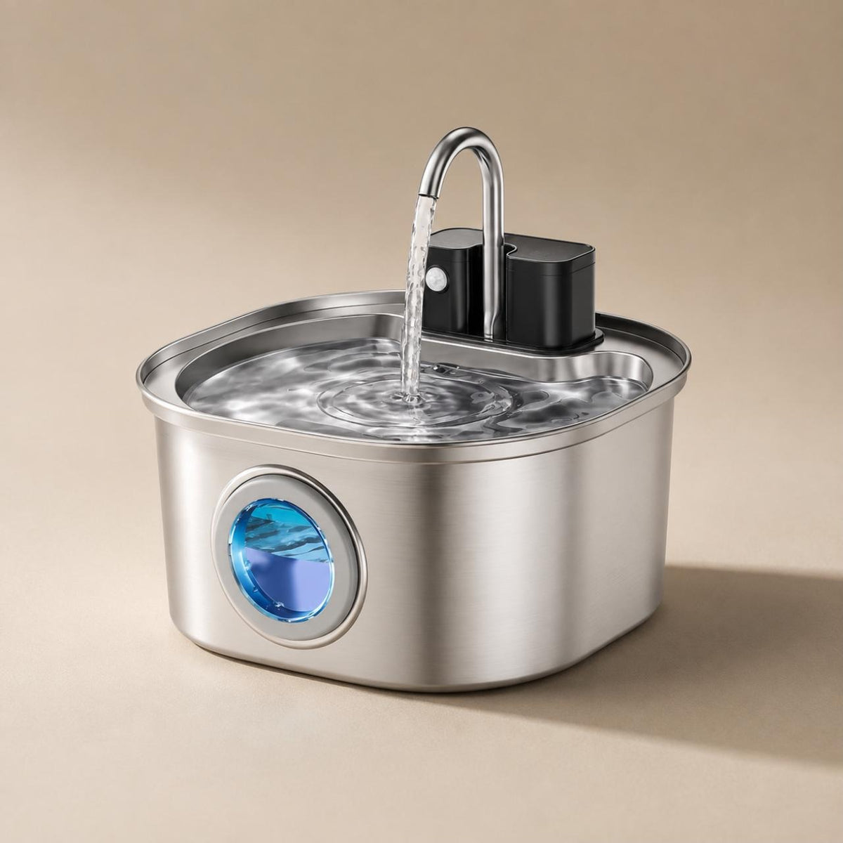 Fontaine à eau pour chat Ondine en acier inoxydable, vue de trois quarts sur fond neutre
