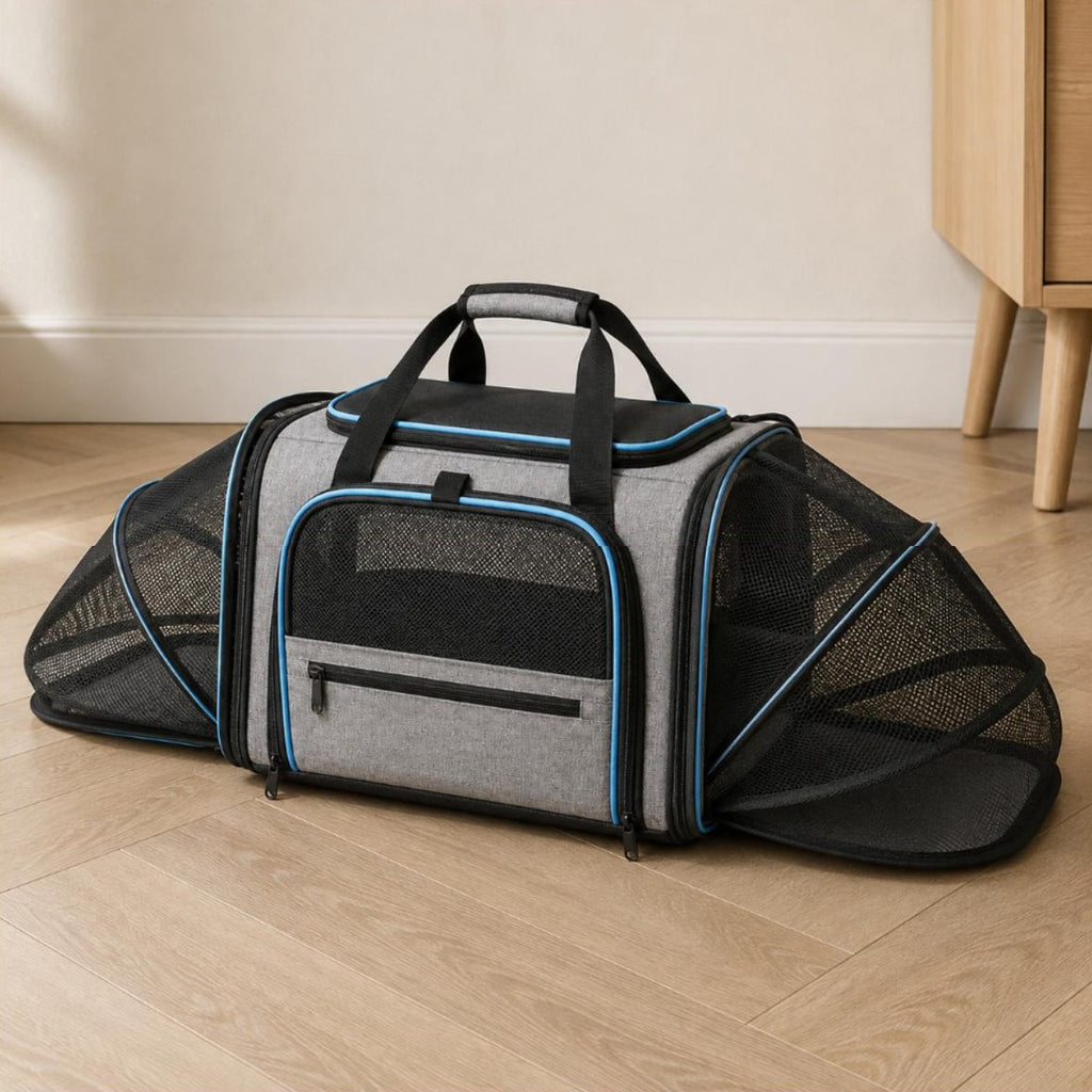 Sac de transport pour chat posé au sol avec ses deux extensions latérales dépliées