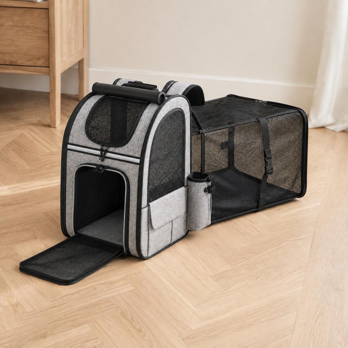 Sac à dos de transport pour chat déplié au sol, extension latérale ouverte sur un parquet clair